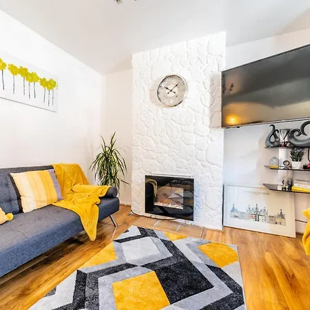 Stylish 3-Bed Terraced House With Wi-Fi Apartamento Chatham  Exterior foto