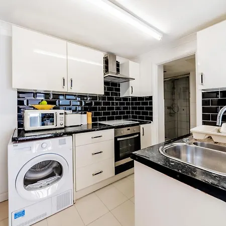 Stylish 3-Bed Terraced House With Wi-Fi Apartamento Chatham  Exterior foto