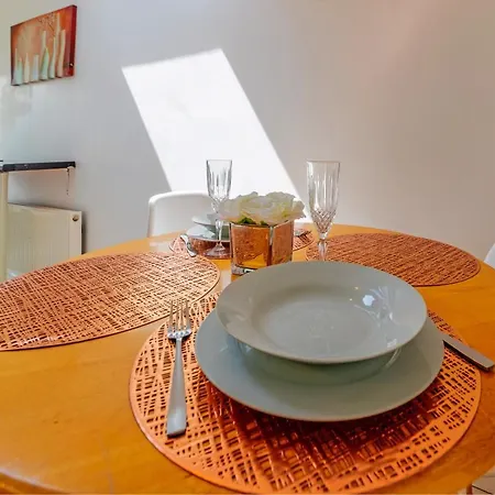 Stylish 3-Bed Terraced House With Wi-Fi Apartamento Chatham  Exterior foto