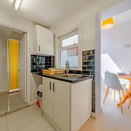 Stylish 3-Bed Terraced House With Wi-Fi Apartamento Chatham  Exterior foto