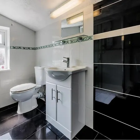 Stylish 3-Bed Terraced House With Wi-Fi Apartamento Chatham  Exterior foto