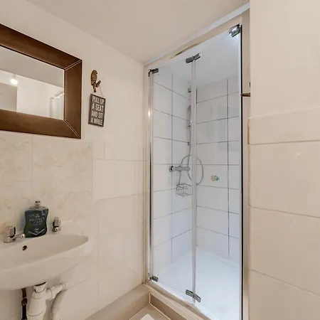 Stylish 3-Bed Terraced House With Wi-Fi Apartamento Chatham  Exterior foto