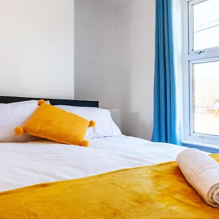 Stylish 3-Bed Terraced House With Wi-Fi Apartamento Chatham  Exterior foto