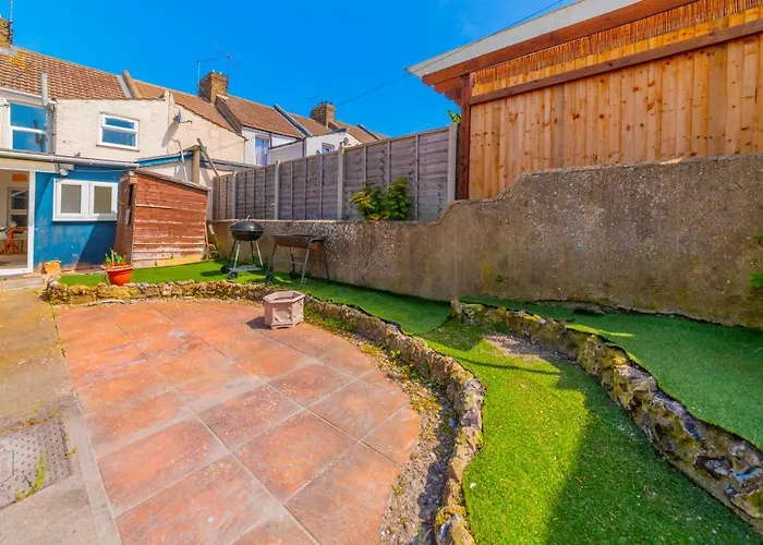 Stylish 3-Bed Terraced House With Wi-Fi