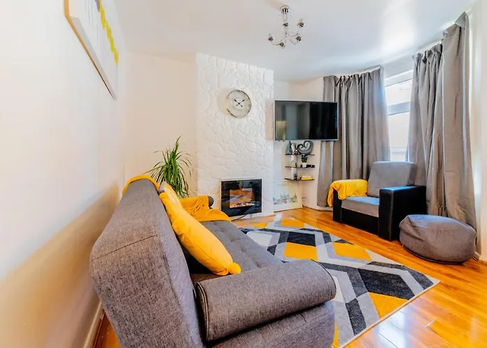 Stylish 3-Bed Terraced House With Wi-Fi