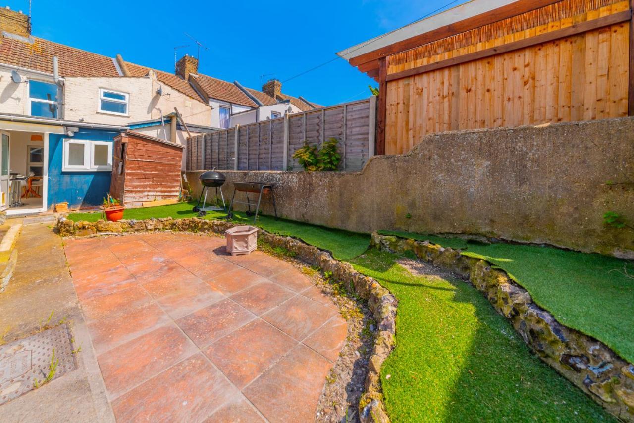 Stylish 3-bed Terraced House With Wi-fi Chatham (Kent)