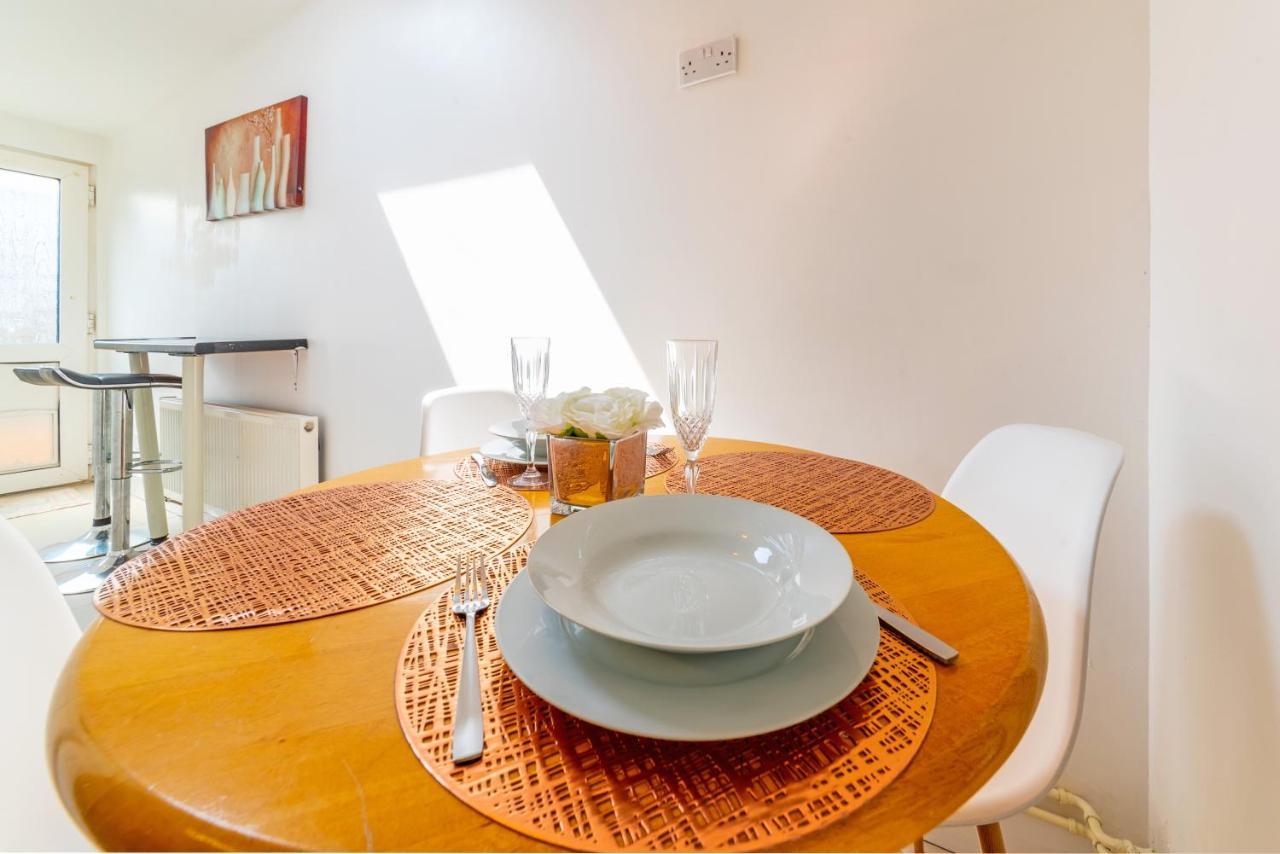 Stylish 3-bed Terraced House With Wi-fi * Chatham (Kent)