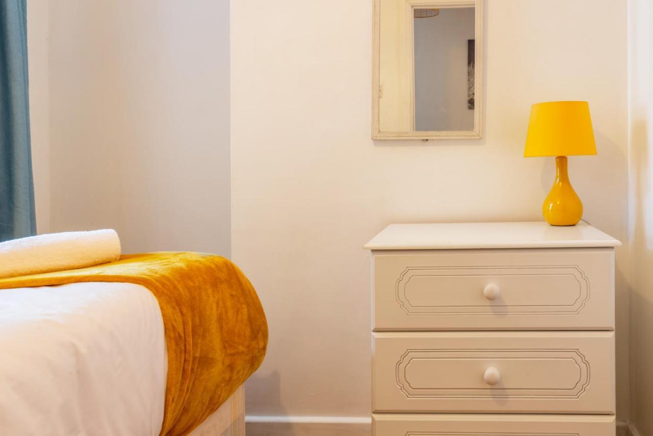 Apartment Stylish 3-bed Terraced House With Wi-fi Chatham (Kent)