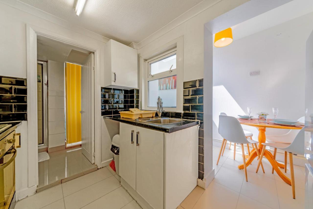 Stylish 3-bed Terraced House With Wi-fi * Chatham (Kent)