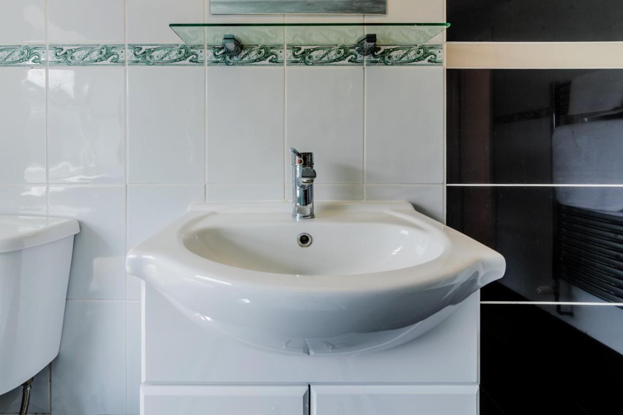 Stylish 3-bed Terraced House With Wi-fi Chatham (Kent)