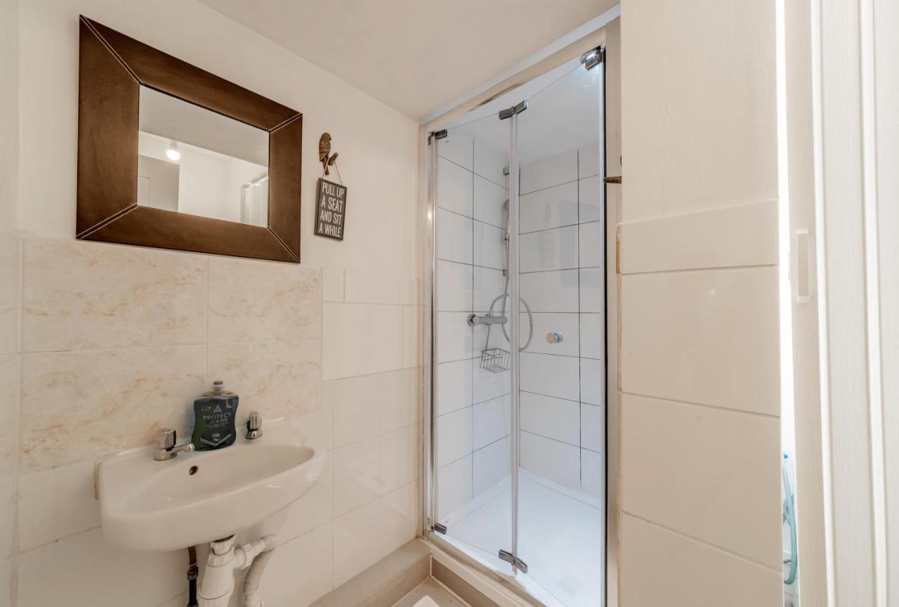Stylish 3-bed Terraced House With Wi-fi * Chatham (Kent)